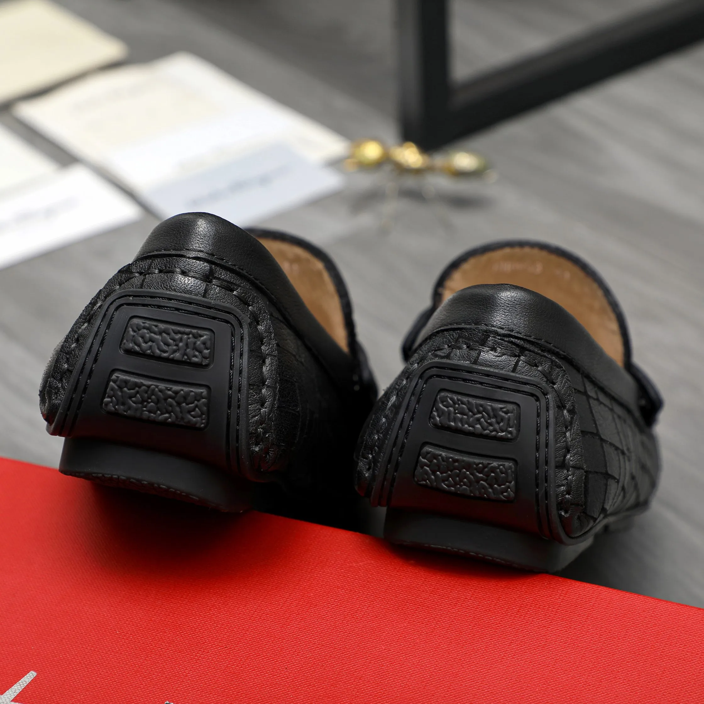 P380 Product trademark: Ferragamo [Ferragamo] Casual slip-on men's shoes Regular size: 38-45 Product material: Selected stone grain cowhide upper, sheepskin lining, rubber outsole
